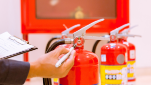 Profesional inspeccionando Instalaciones de protección contra incendios