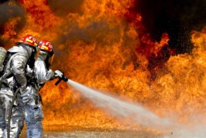 Bomberos apagando un incendio